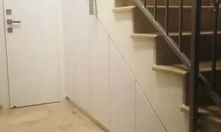 ארון קיר לגרם מדרגות